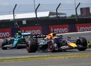 开云体育登录-梅赛德斯鏖战迈凯伦，塞恩斯惊艳四座