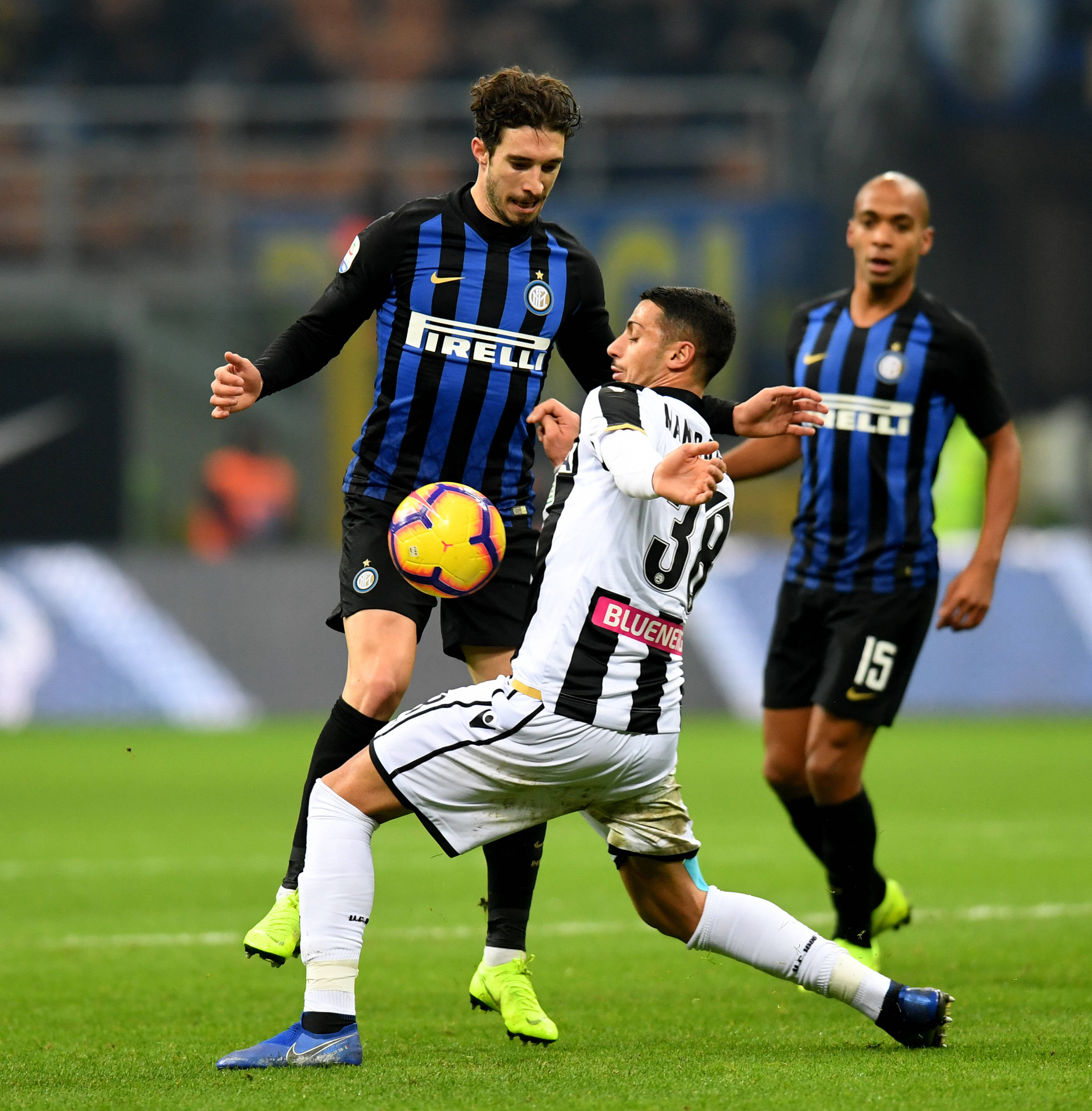 包含意大利足球界掀起转会狂潮，球员涌入的词条