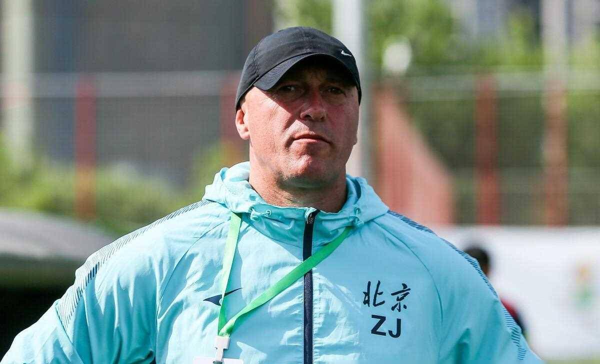 足球新星加盟亚冠球队,为俱乐部注入活力 足球新星加盟亚冠球队,为俱乐部注入活力