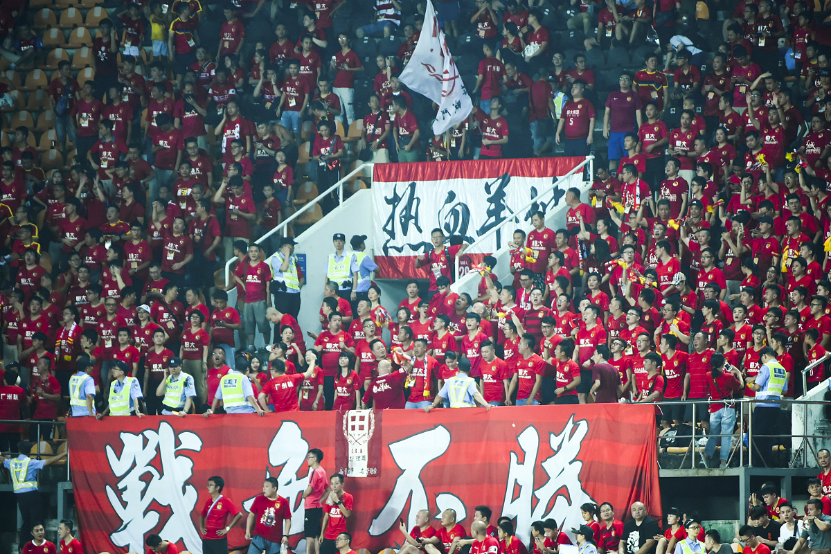 关于足球场上对决如火如荼，泰达孤注一掷的信息