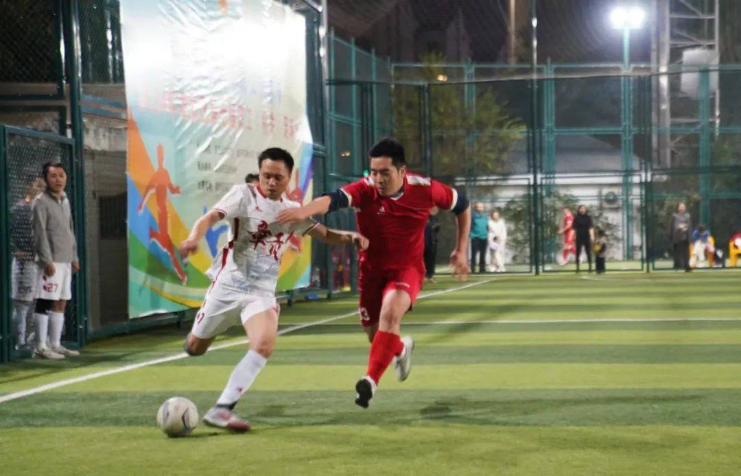 精彩纷呈的足球比赛赢得观众喝彩