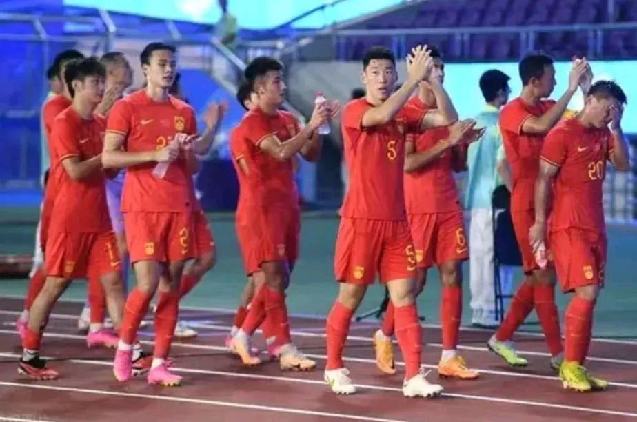 包含东亚足球俱乐部成功晋级下一轮，助力国内足球进步的词条