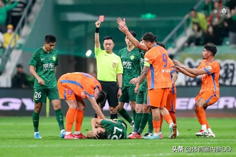 后卫因红牌遭遇停赛，球队士气受挫