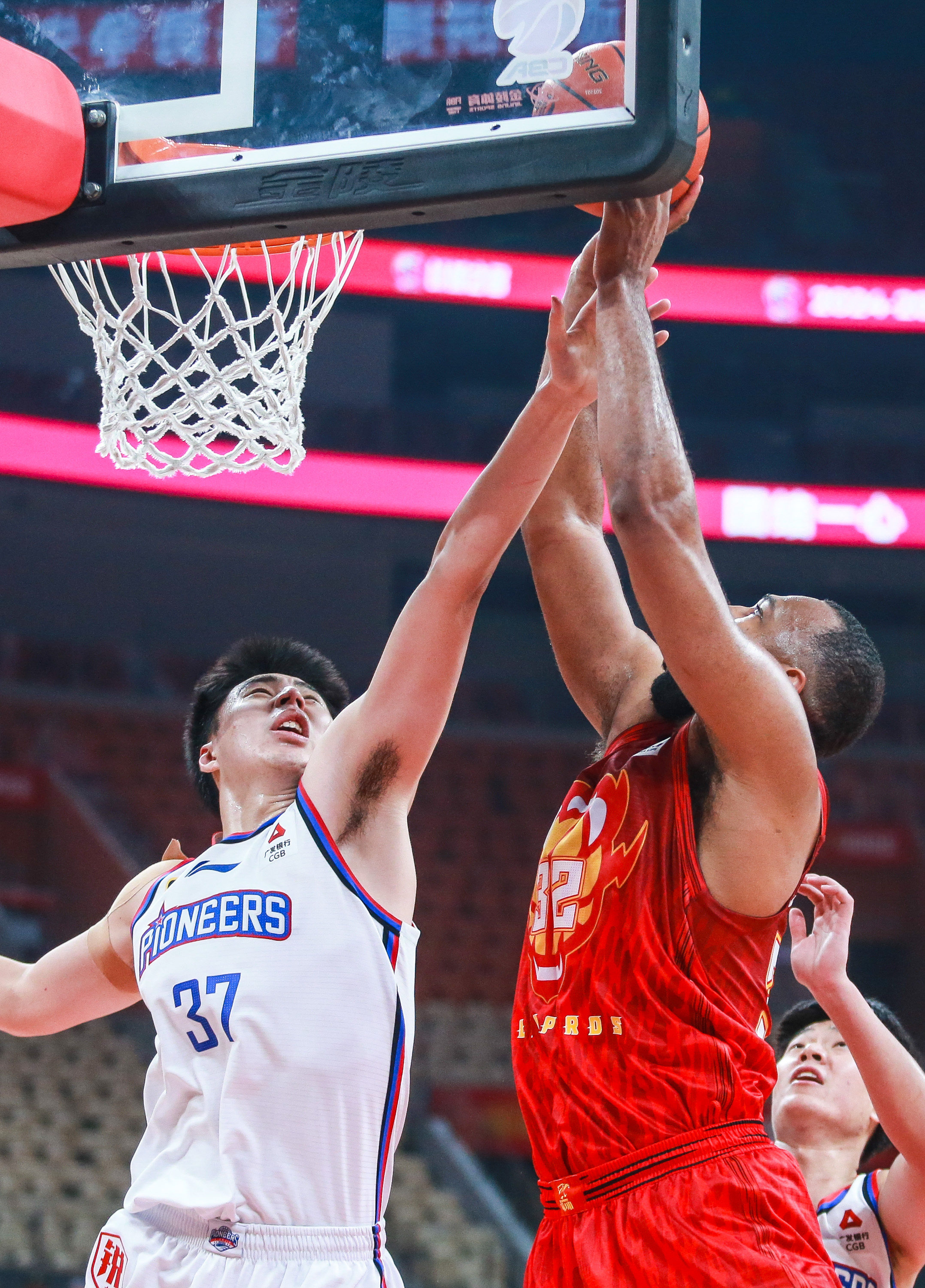 包含亚洲篮球赛季中球员表现出色，比赛进程惊险刺激的词条