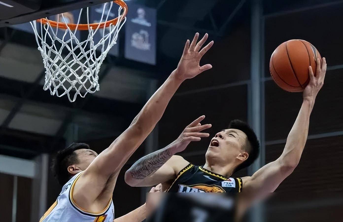 包含亚洲篮球赛季中球员表现出色，比赛进程惊险刺激的词条