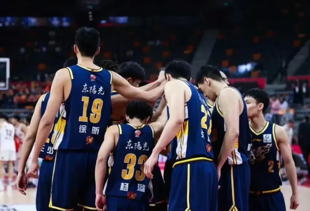 双方球队在火热比赛中尽显实力，不分伯仲