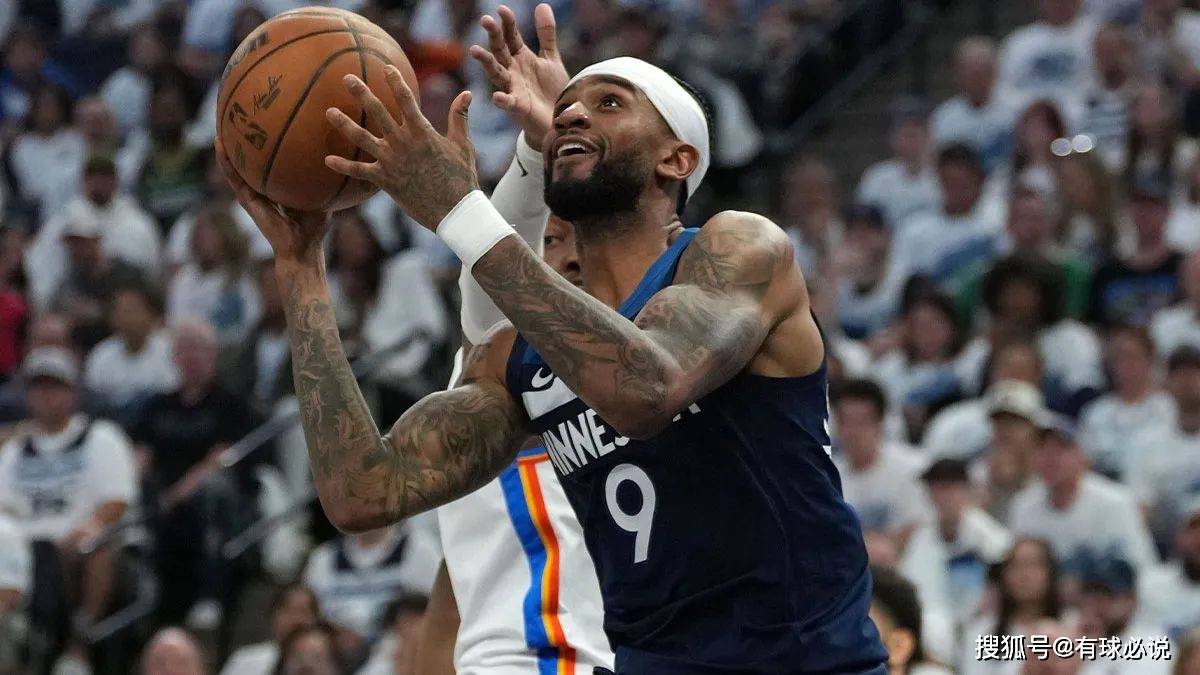 沃克受伤下场，著名队员替补出场