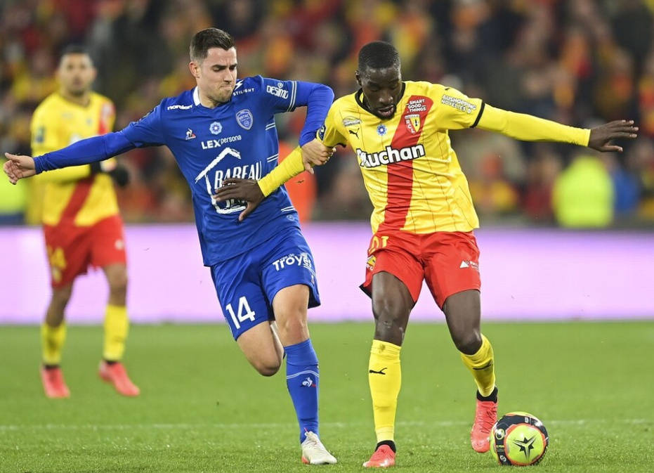 洛里昂在比赛中再度取得胜利