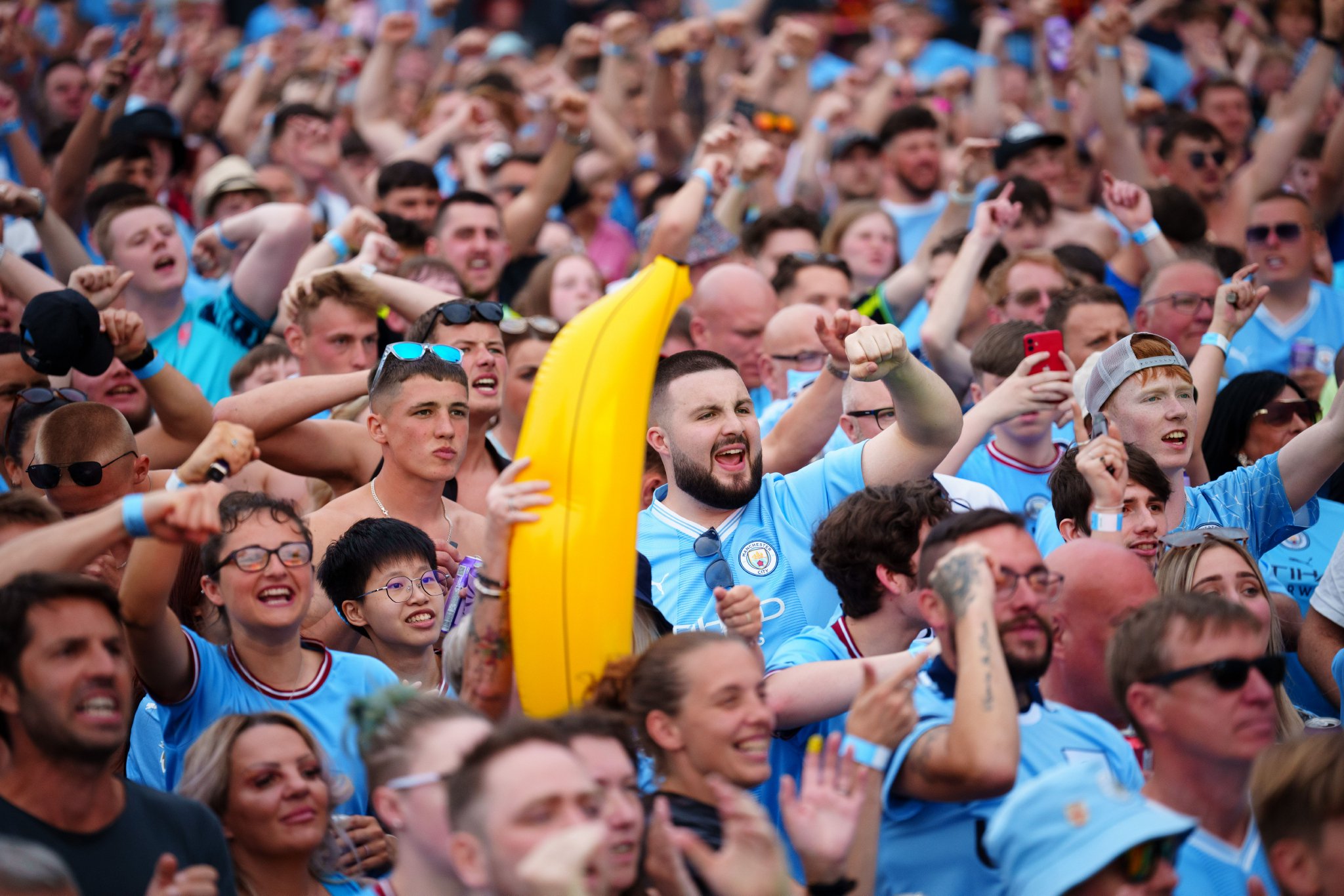 欧洲足球联赛的球迷热情高涨的简单介绍