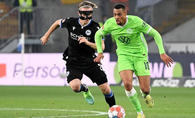 包含沃尔夫斯堡球队再获胜利，稳步前进的词条