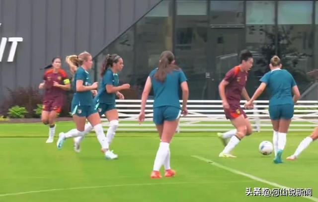 美国女足队成功防守，赢得比赛