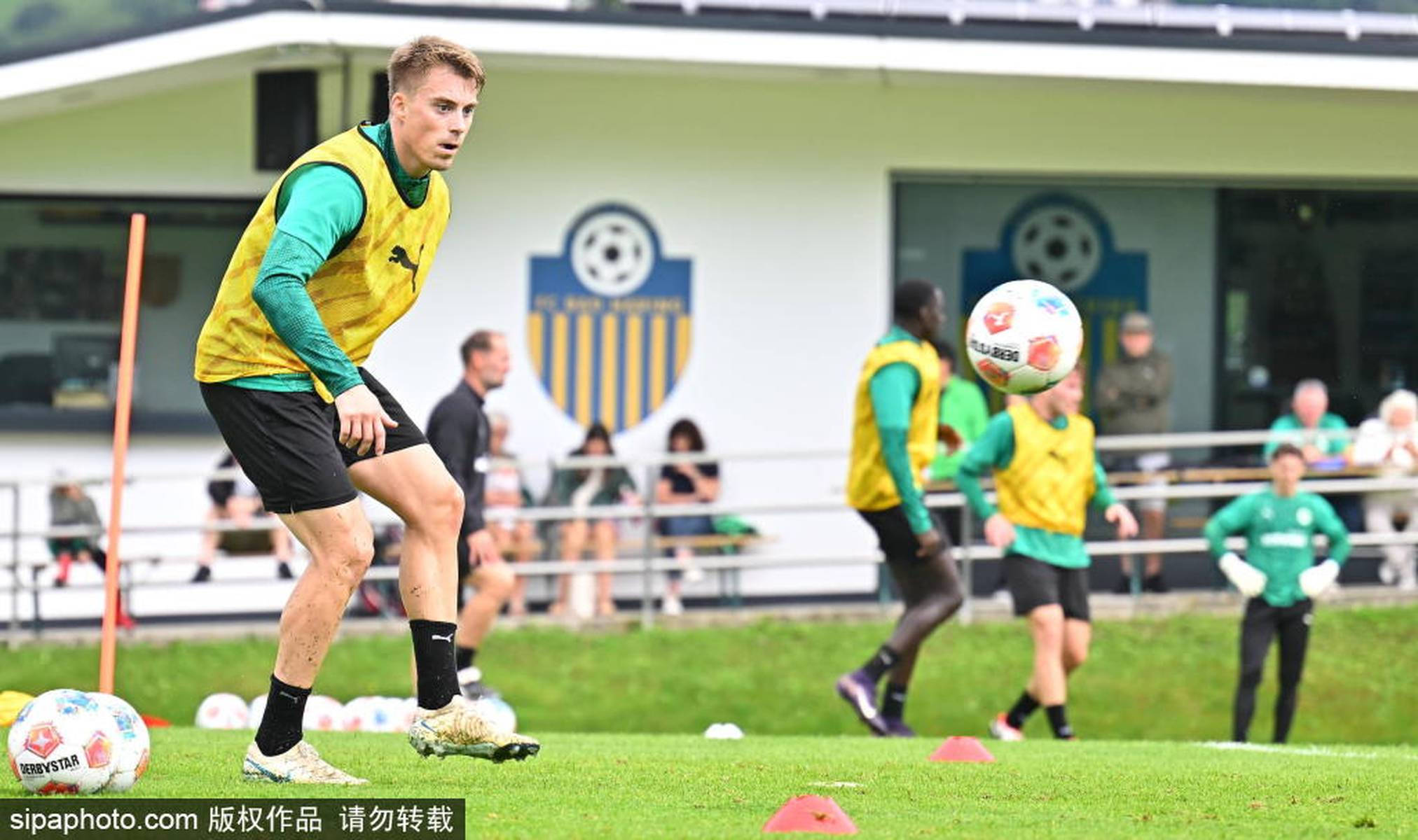 球队备战欧预赛，团结一致迎战的简单介绍