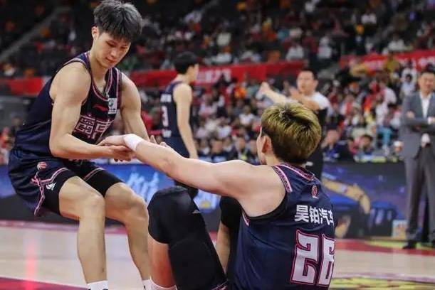 关于联赛争夺白热化，各路强队更替排名变化无常的信息