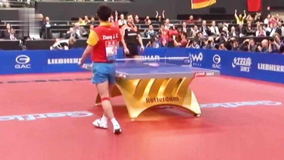 张继科在伦敦的比赛中伤退