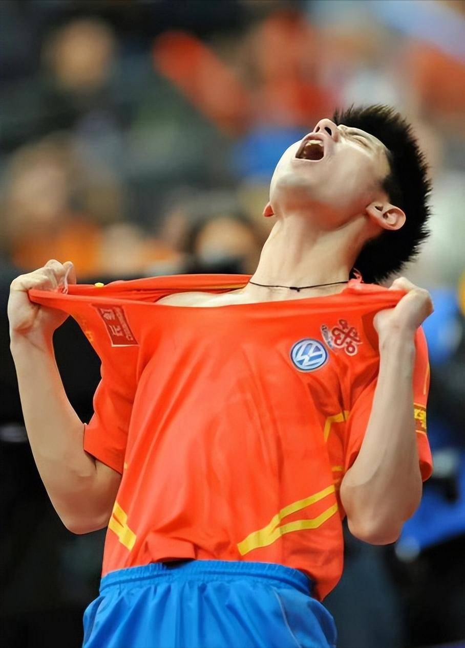 张继科在伦敦的比赛中伤退