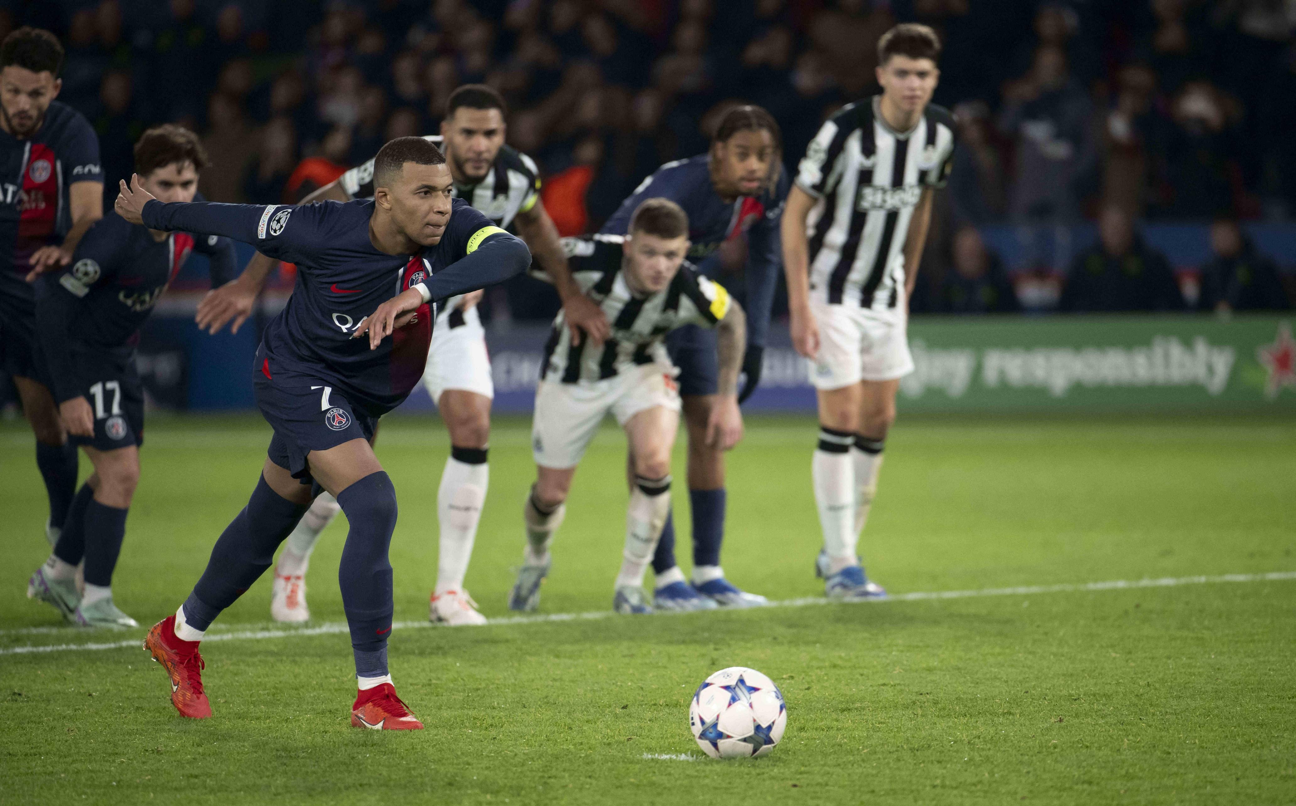 点球大战！比赛中裁判鸣哨罚点球