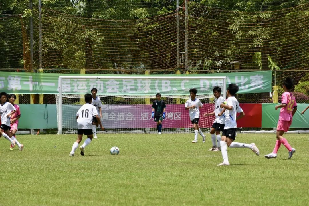 足球男子争夺季军，赛况激烈複杂