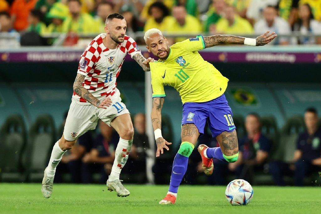 西班牙队逆转胜利，轻松晋级淘汰赛