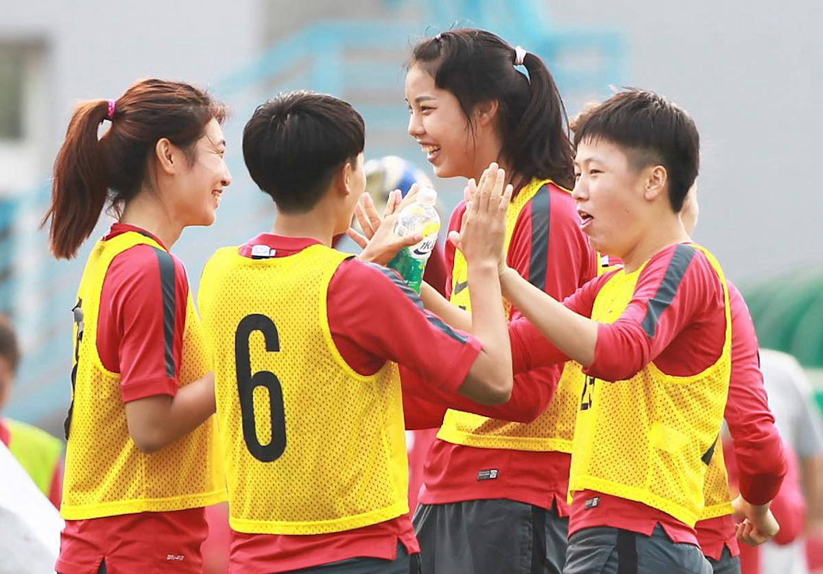 中国女足击败对手，登上胜利舞台的简单介绍