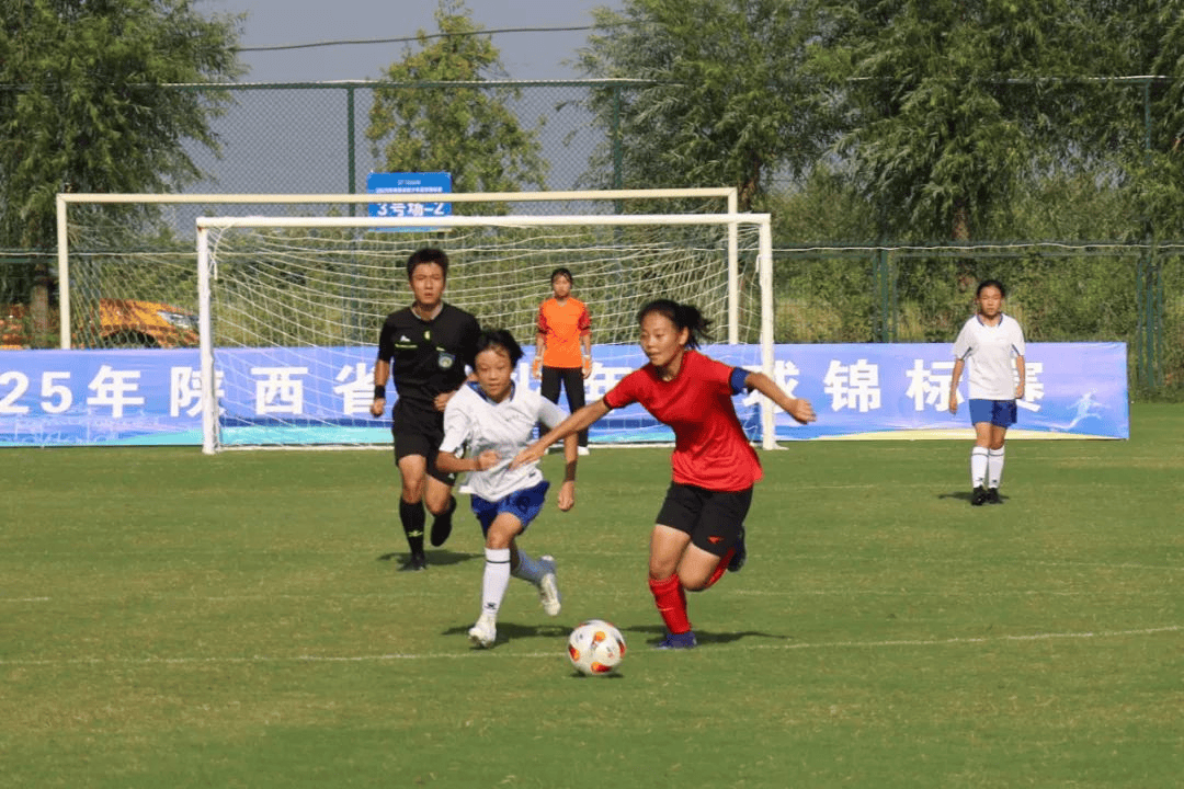 火拼足球赛：球员们斗志昂扬，全力以赴的简单介绍