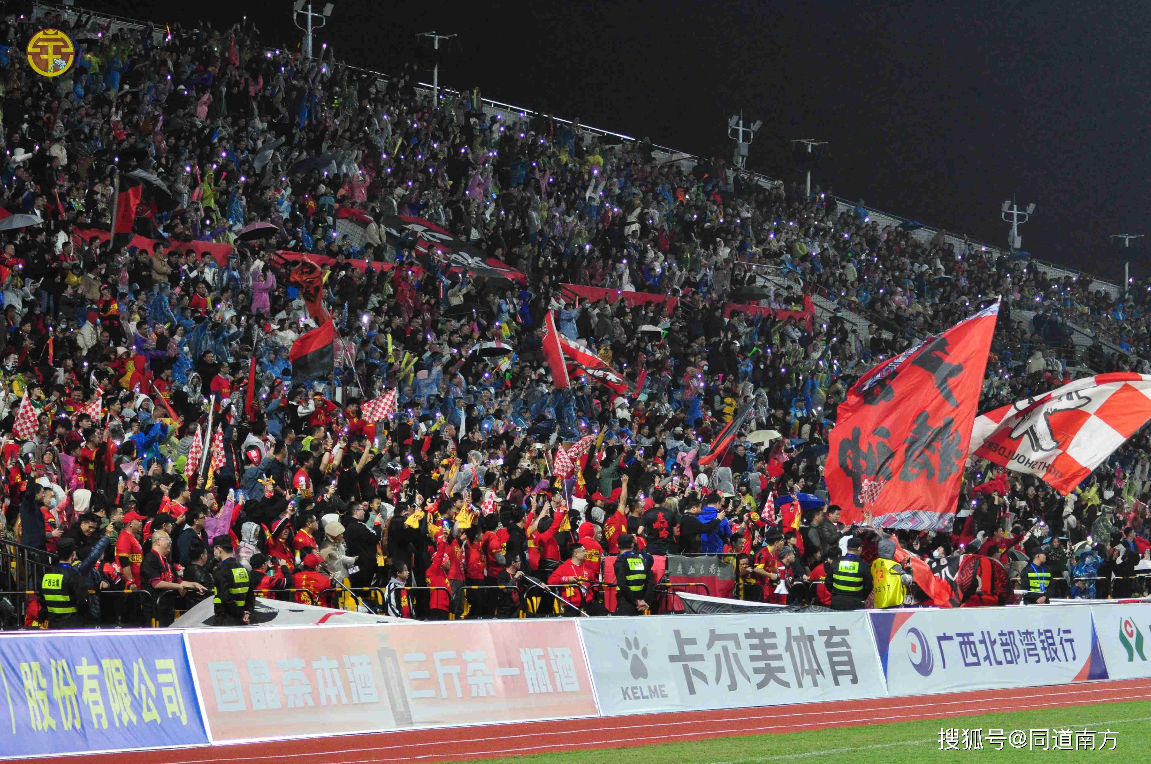 关于海外足球联赛精彩瞬间，球迷狂热观战的信息