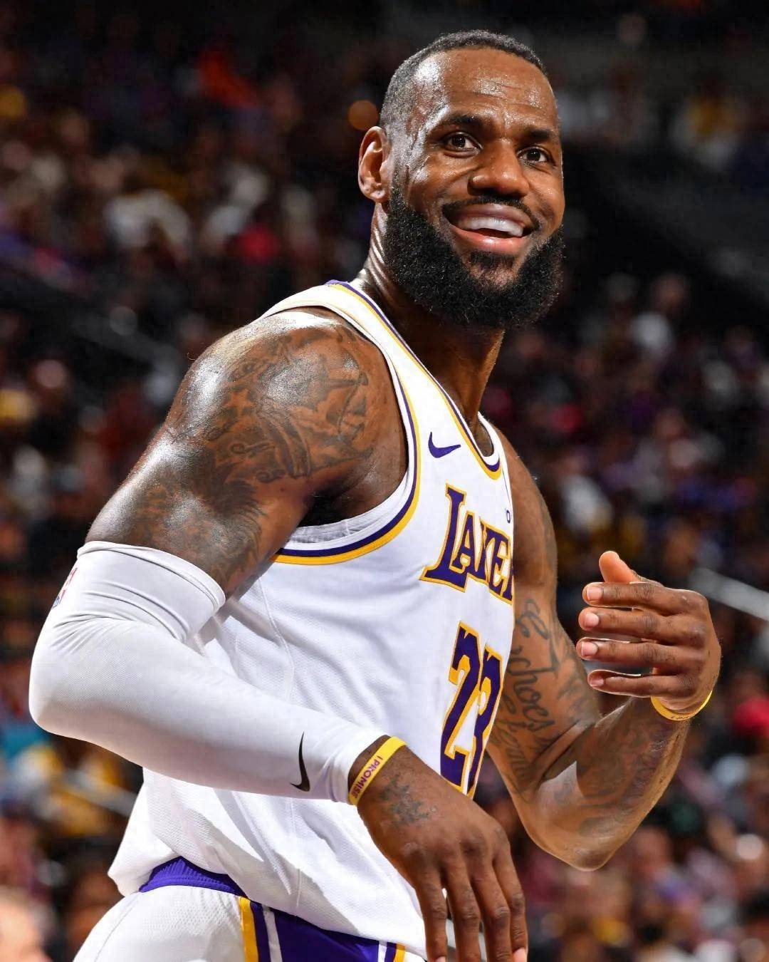 关于职业篮球新赛季揭幕，詹姆斯领军状元赛开胡的信息