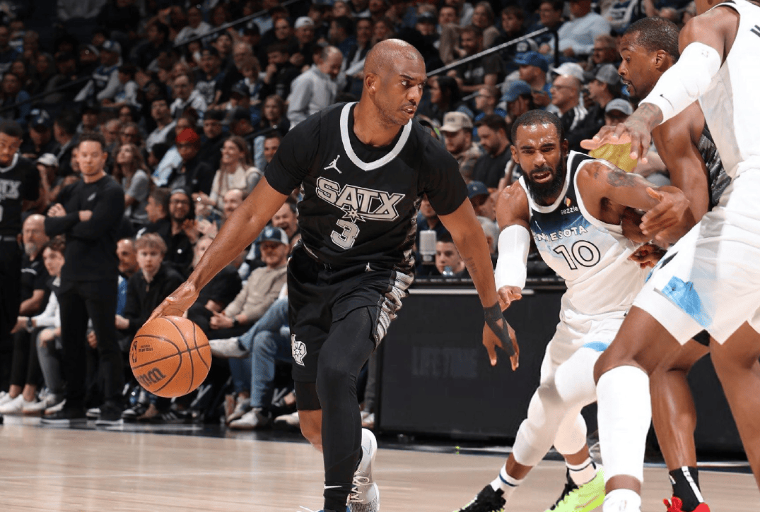 雷霆队客场逆转马刺队,保罗发威助球队取胜 雷霆队客场逆转马刺队,保罗发威助球队取胜