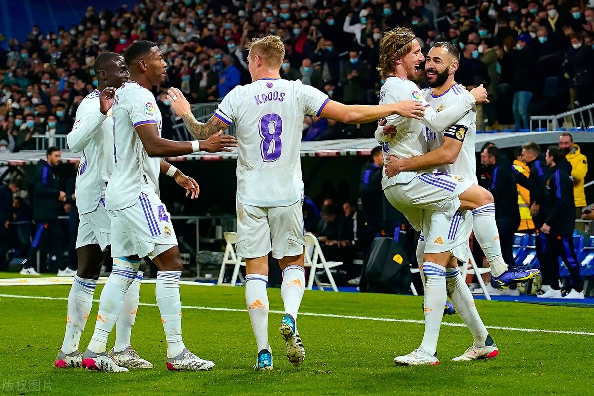 包含北美劲旅负于实力对手，小组出线悬念的词条