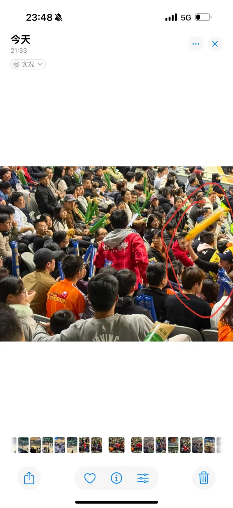 比赛现场气氛高涨，球迷们观望未来