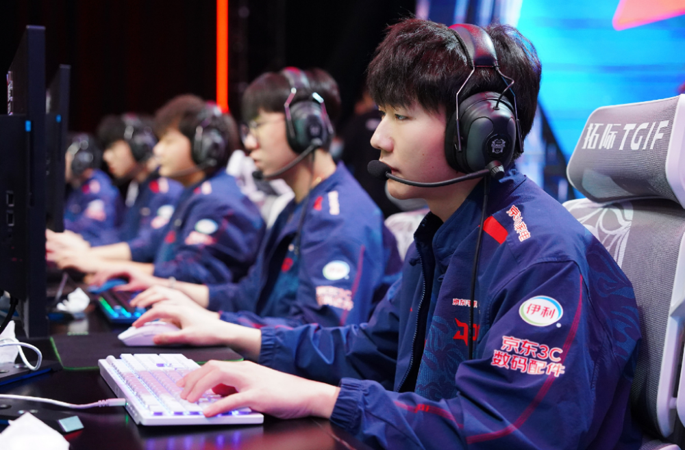 JDG力克TES,Knight完成史诗逆转全球总决赛2:0(深圳) JDG力克TES,Knight完成史诗逆转全球总决赛2:0(深圳)