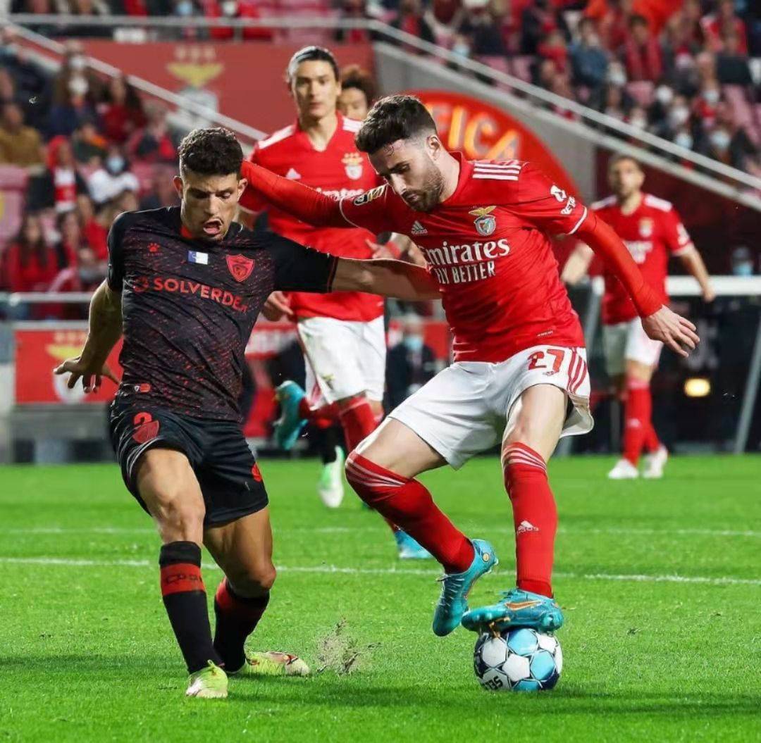 关于阿贾克斯逆转他队，欧冠比赛百转千回的信息