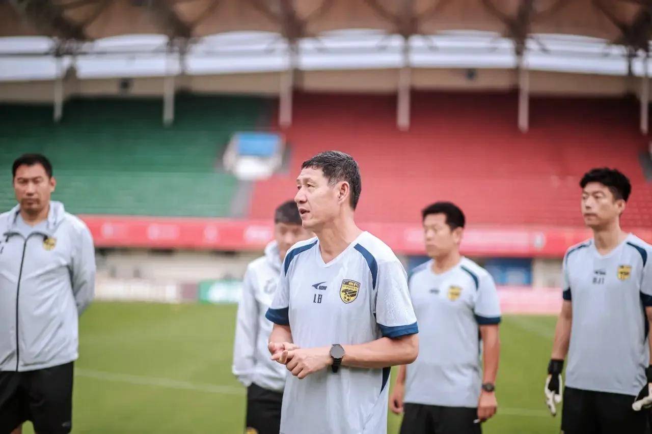 新赛季战绩出色，球队受益于主教练长远发展思路的简单介绍