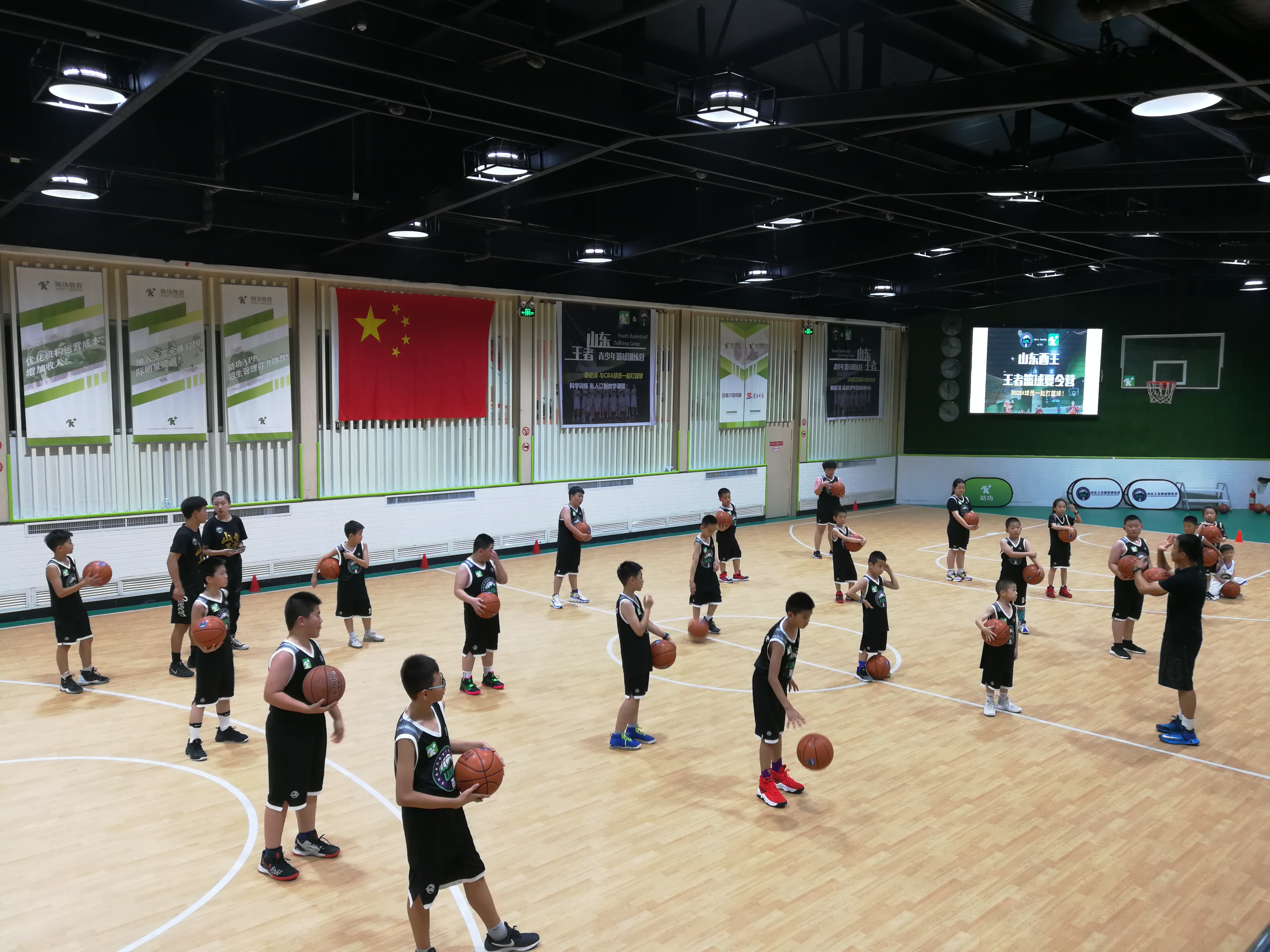 礼貌的比赛精神，让球场更具竞技风范