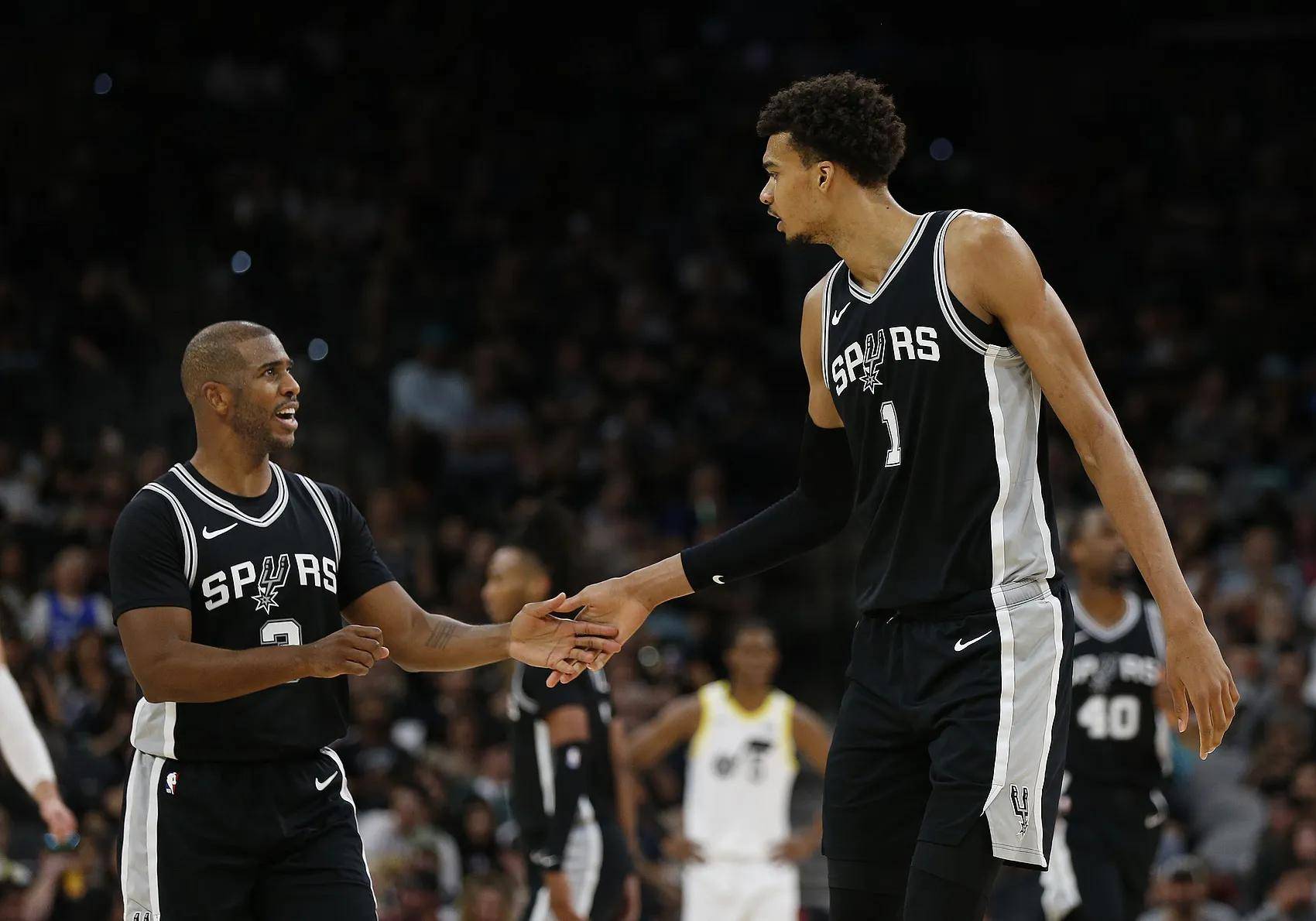 包含篮网鏖战波兰男篮，保罗送出助攻的词条