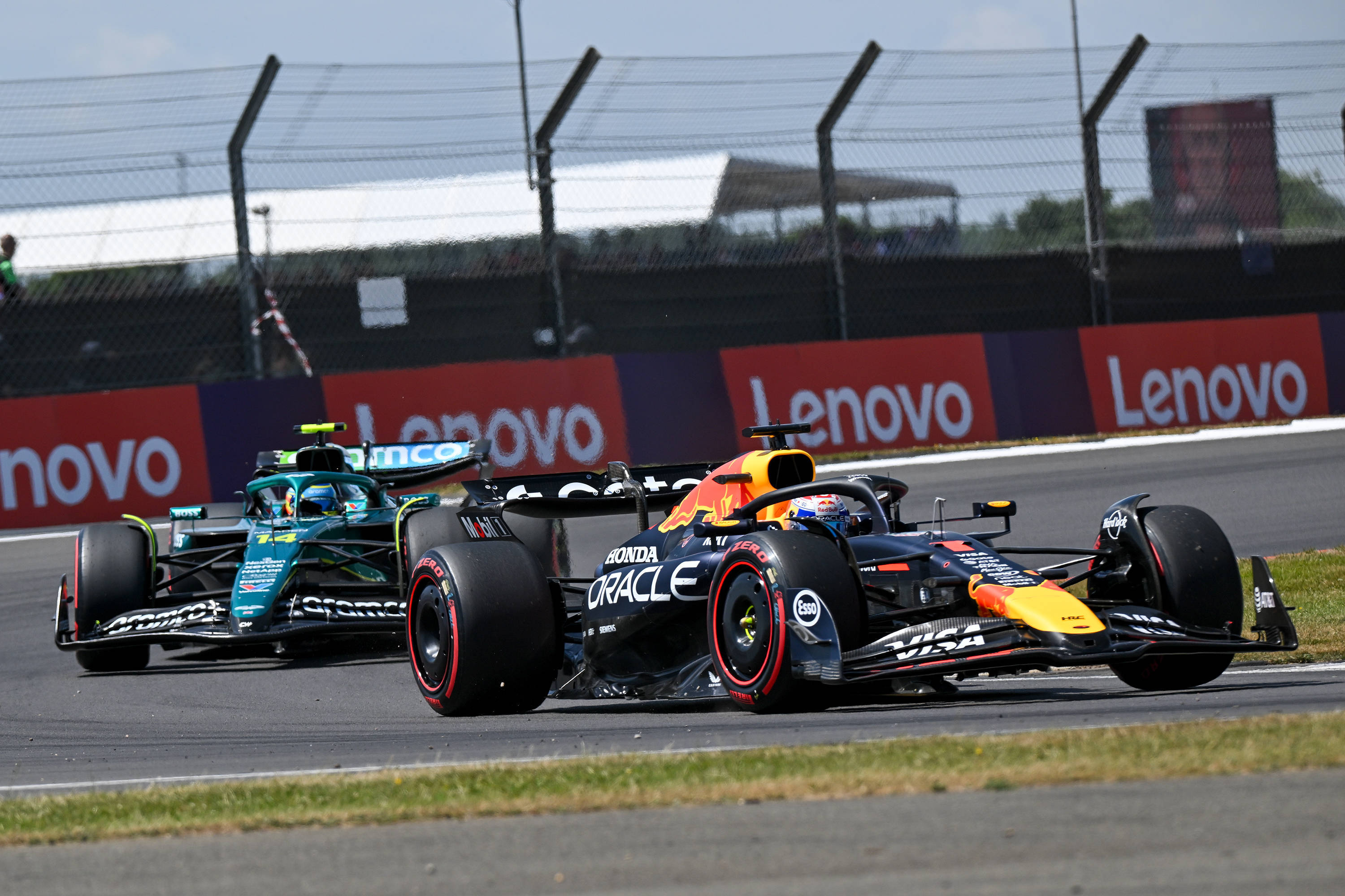 梅赛德斯鏖战迈凯伦，塞恩斯惊艳四座